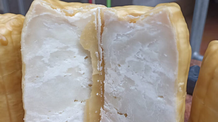 Ricotta salata in cera d’api - immagine 2